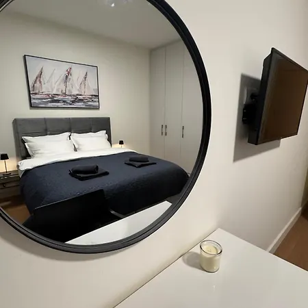 Dockside Waterfront Apartment *